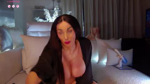 Esther online show from February 3, 9:30 pm