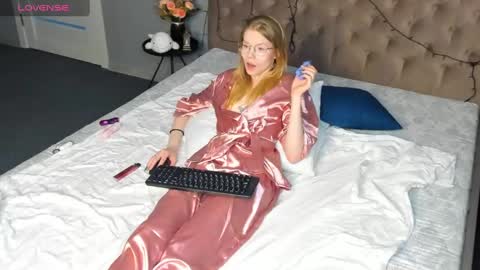 Esme Runn online show from January 6, 10:24 am