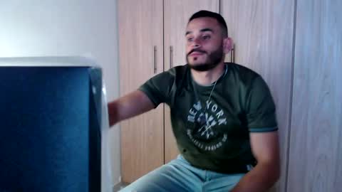 Snapshot of esteban_fer chatting on February 4, 2:43 pm Esteban Fernandez online show from February 4, 2:43 pm