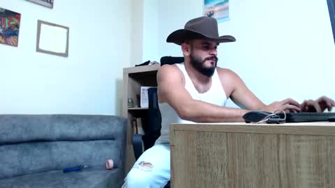 Esteban Fernandez online show from May 6, 12:22 pm