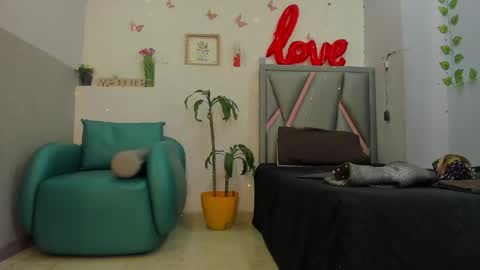esterlindez online show from May 11, 8:28 pm