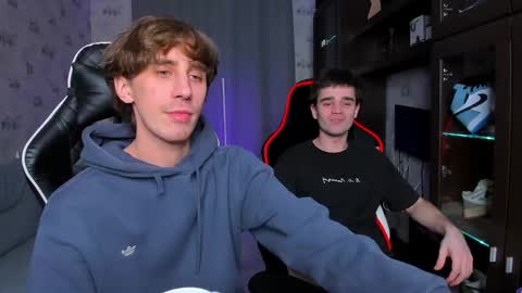 Snapshot of esthetics_boys chatting on February 28, 2:31 am LOUIS online show from February 28, 2:31 am