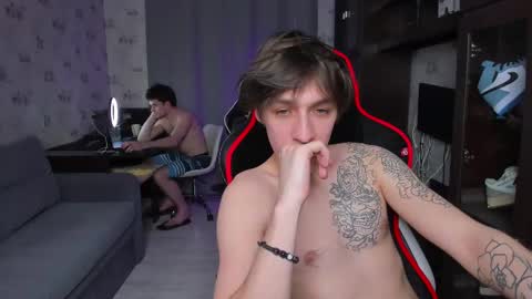 Snapshot of esthetics_boys chatting on March 1, 1:43 am LOUIS online show from March 1, 1:43 am