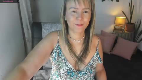 Snapshot of estrellah__ chatting on February 24, 3:55 am - E S T R E L L A  M I L F - online show from February 24, 3:55 am