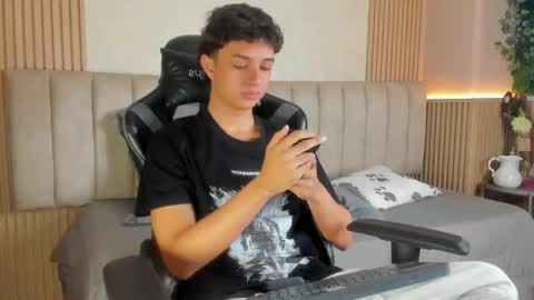 ethanlowell online show from February 25, 4:27 am