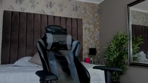 ethanlowell online show from November 13, 6:16 am