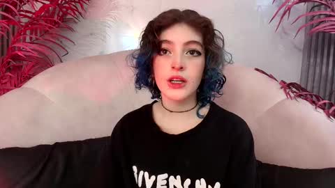 E V A online show from October 27, 7:47 pm