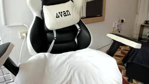 Snapshot of evans_king chatting on March 3, 6:35 pm Evan online show from March 3, 6:35 pm