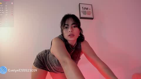 Snapshot of evelyn_evelyn chatting on January 18, 7:58 pm evelyn evelyn online show from January 18, 7:58 pm