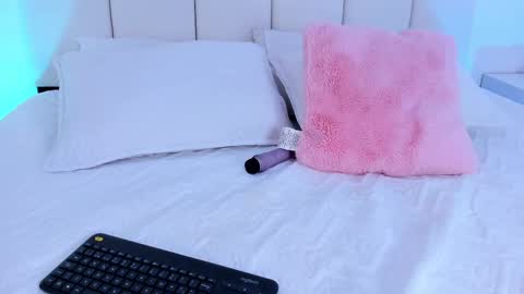 evelyn_white8 online show from February 20, 2:02 pm