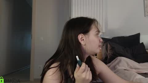 evi_woow online show from February 6, 8:45 pm