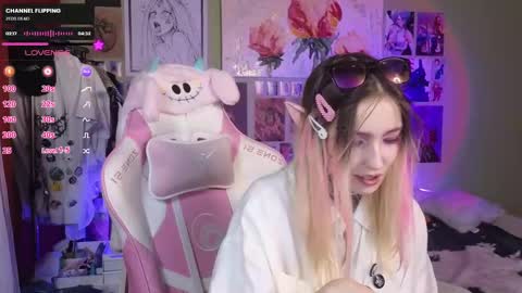 Snapshot of evie_rosen chatting on February 19, 1:18 am Evie online show from February 19, 1:18 am