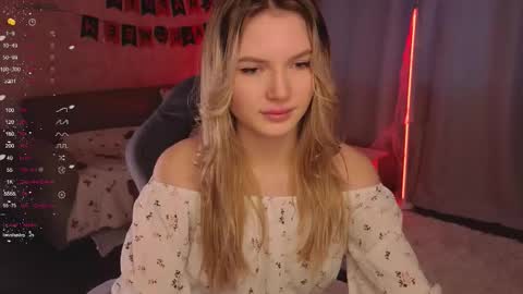 Snapshot of evilyn_next_door chatting on October 31, 10:37 am Evelyn online show from October 31, 10:37 am