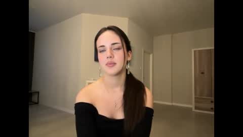 Mia online show from June 17, 5:51 pm