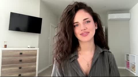 Mia online show from June 27, 9:04 am