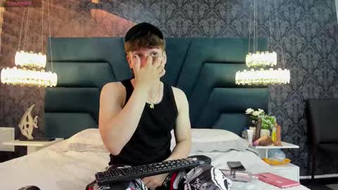 Femboy Max online show from December 14, 11:49 am