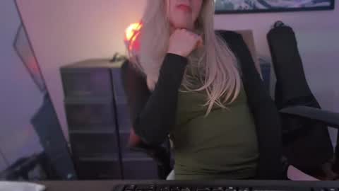 femme_mystique online show from November 22, 12:25 pm