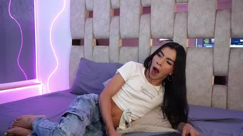 fernanda_thail_ online show from April 7, 8:44 pm