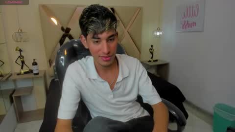 Snapshot of ferphoenix_ chatting on October 18, 4:27 am FER PHOENIX online show from October 18, 4:27 am
