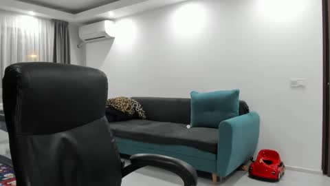 Snapshot of fetishcatalea chatting on February 5, 8:25 pm Catalea DM online show from February 5, 8:25 pm