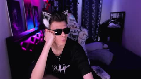 Foxicfu online show from June 3, 2:33 pm