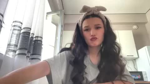 Mia online show from June 24, 5:36 am