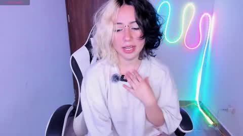 frida_lassi_ online show from November 15, 9:27 pm