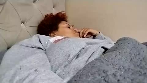 Snapshot of frizzy_girl chatting on November 2, 3:17 am Frizzy girl online show from November 2, 3:17 am