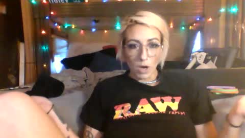 Snapshot of fullerh967 chatting on October 26, 10:53 pm Deeztitties online show from October 26, 10:53 pm