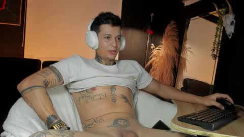 independent model online show from September 30, 7:08 am