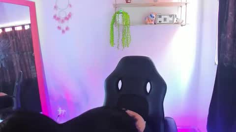 giaaaa   online show from February 5, 6:33 pm