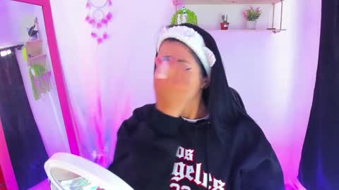 giaaaa   online show from March 4, 8:50 pm