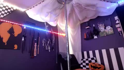 Giggles online show from November 16, 4:31 pm