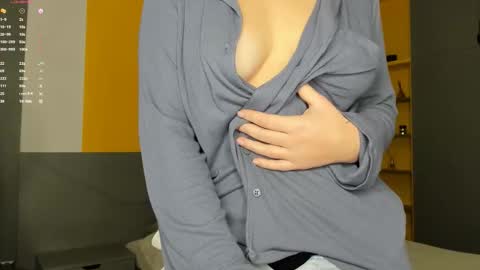 gigihadd online show from December 3, 4:51 pm