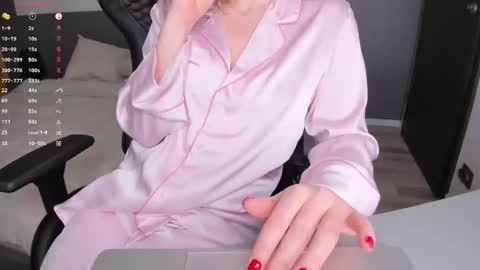 gigihadd online show from February 15, 3:33 pm