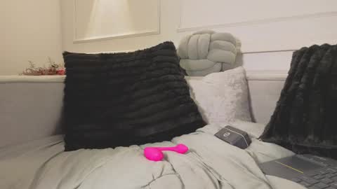 Giigii Hadid  online show from May 28, 1:58 am