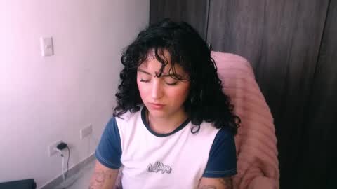 giny_bean online show from April 28, 9:08 pm