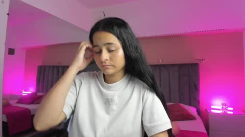 GISELLE ROLDAN online show from April 10, 2:44 pm