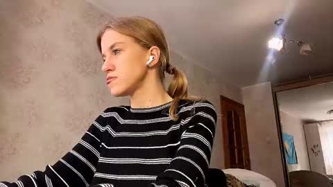 gladyswigg online show from April 2, 1:51 pm