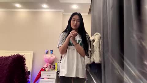 Mia online show from March 5, 7:23 pm