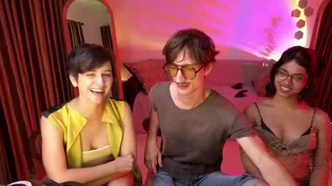   330 UTC2 girls   online show from April 21, 2:26 am