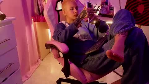 vee online show from April 22, 5:58 am