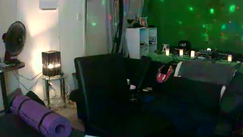 Snapshot of goldyguy011 chatting on February 18, 6:04 pm goldyguy011 online show from February 18, 6:04 pm