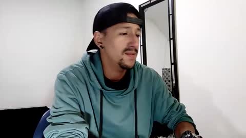 Snapshot of guykarim chatting on January 17, 3:23 am karim online show from January 17, 3:23 am