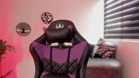 Snapshot of haileebeer_ chatting on September 16, 3:37 pm Hailee online show from September 16, 3:37 pm