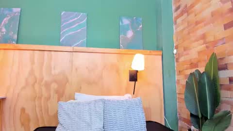 Halley Lorens online show from February 20, 7:27 pm