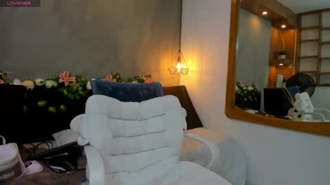 Snapshot of hannah_williams1 chatting on December 4, 7:39 pm Hannah Williams online show from December 4, 7:39 pm