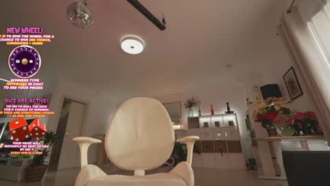 Hannah James online show from November 9, 3:59 pm