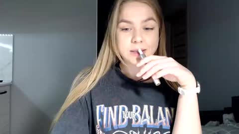 happy_fox_ online show from March 4, 9:23 pm