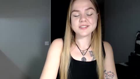 happy_fox_ online show from April 10, 8:13 pm